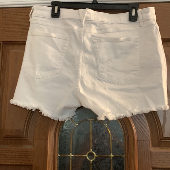Vineyard Vines - White Jean Shorts - Size 30-NWT - Picture 2 of 9